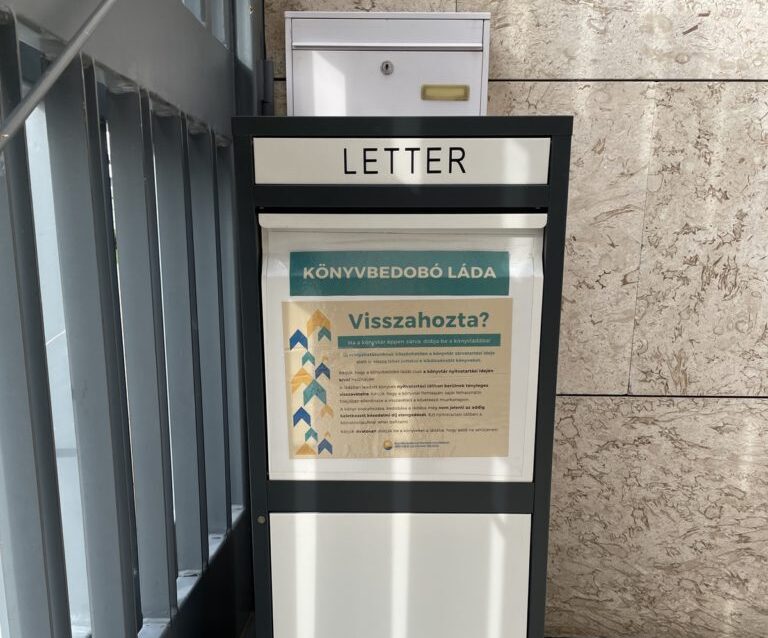 Könyvbedobó láda